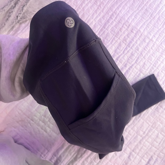 Navy Blue Leggings with Cutout Design and Pockets - Picture 4 of 4